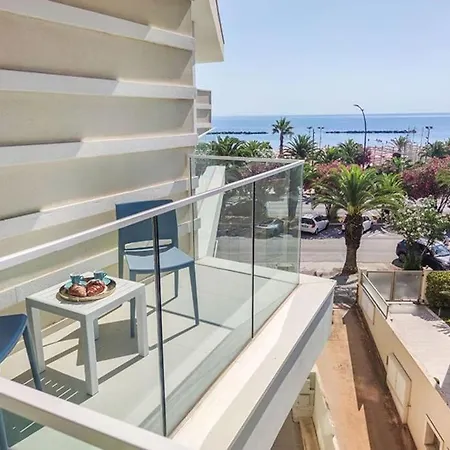 Апартаменты Lovely Fronte Mare Con Servizio *