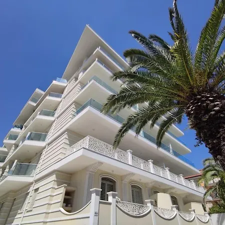 Апартаменты Lovely Fronte Mare Con Servizio *
